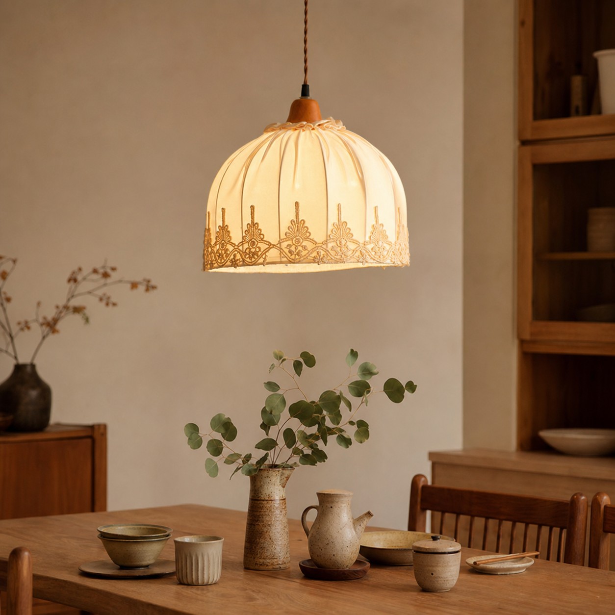 Una lámpara colgante de estilo relajado, ideal para rincones de noche, comedores, cafeterías e interiores con una decoración sutil y armoniosa.