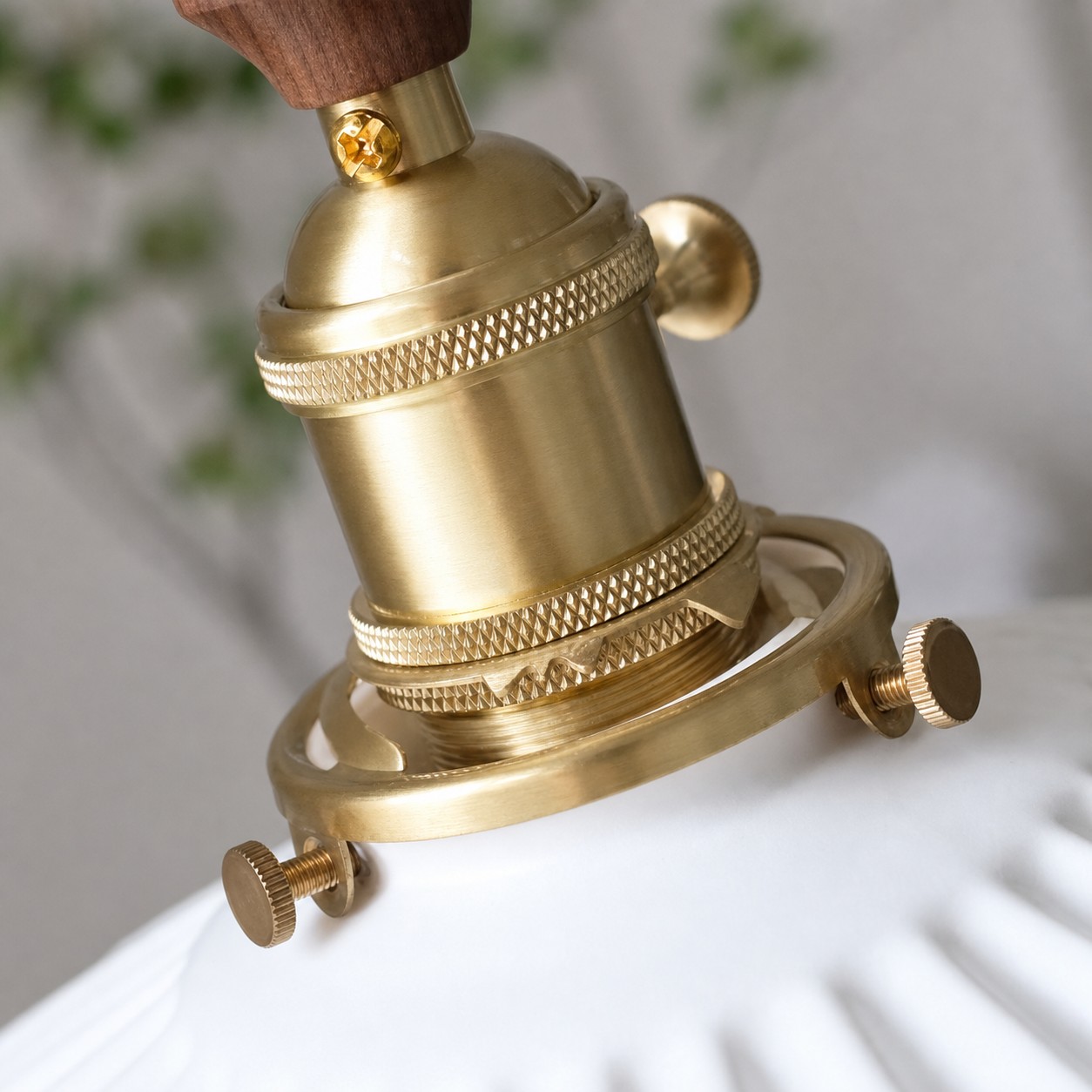 Gros plan sur un support de lampe suspendue en laiton