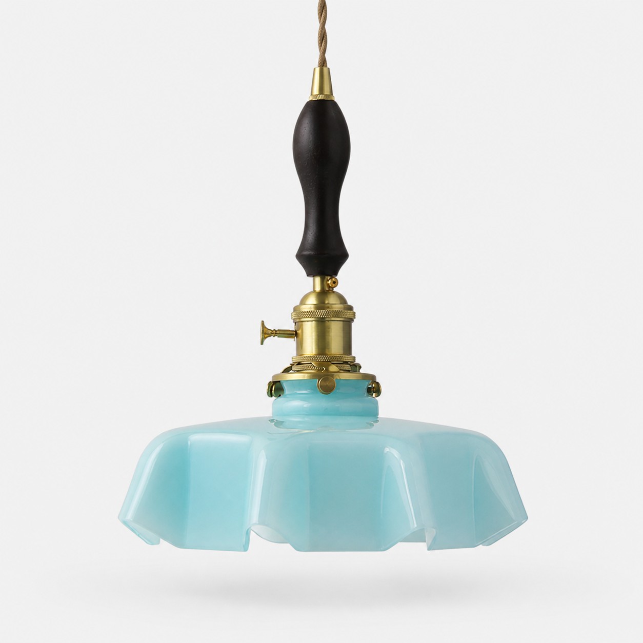 Pendentif unique en noyer et bleu poudré sur fond uni