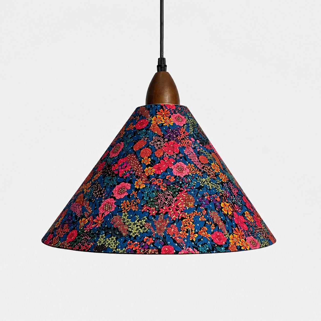 Große, goldfolienverzierte Kegel-Hängeleuchte aus Liberty-Stoff mit Blumenmuster
