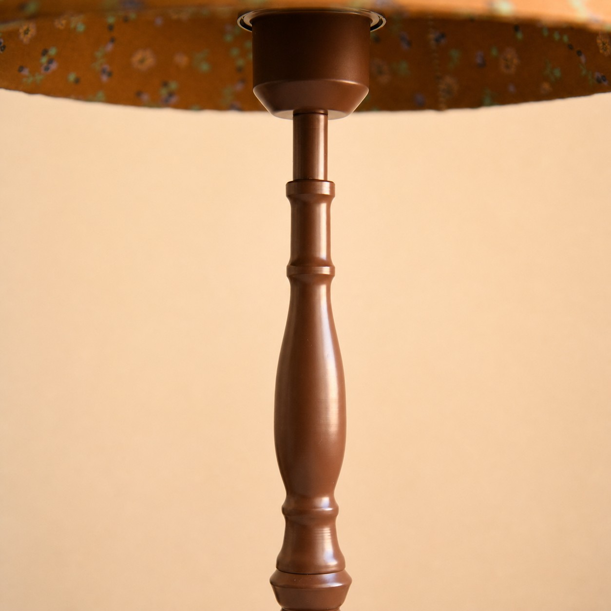 Upper stem and shade support detail