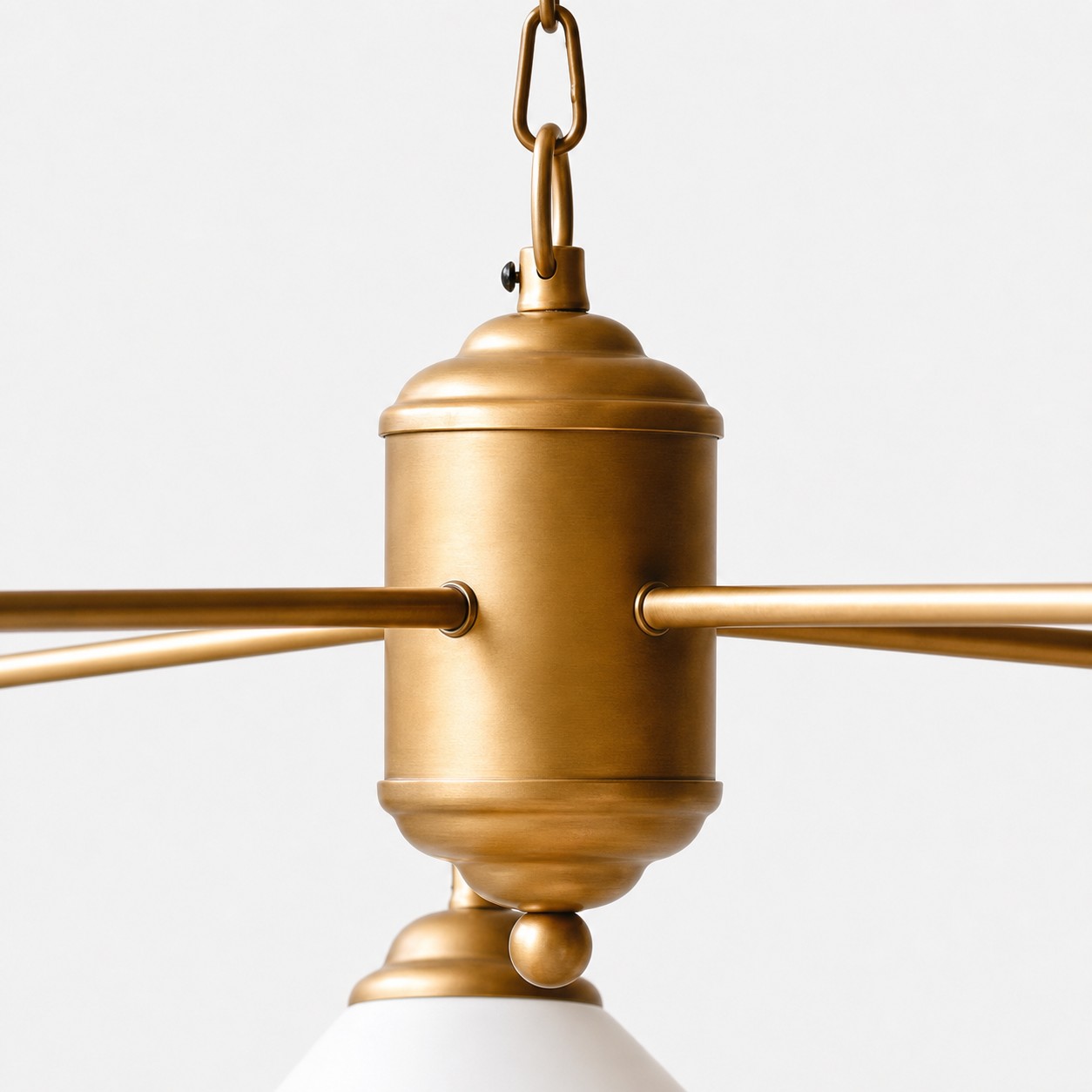 Corpo centrale in ottone anticato e bracci curvi del lampadario