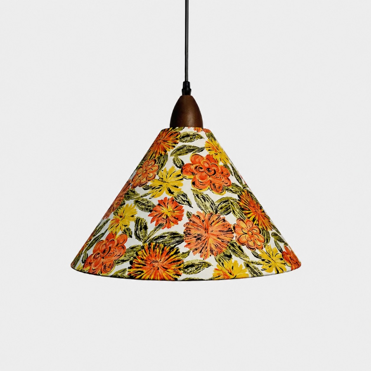 Große orangefarbene Kegel-Hängeleuchte aus Liberty-Stoff mit Blumenmuster