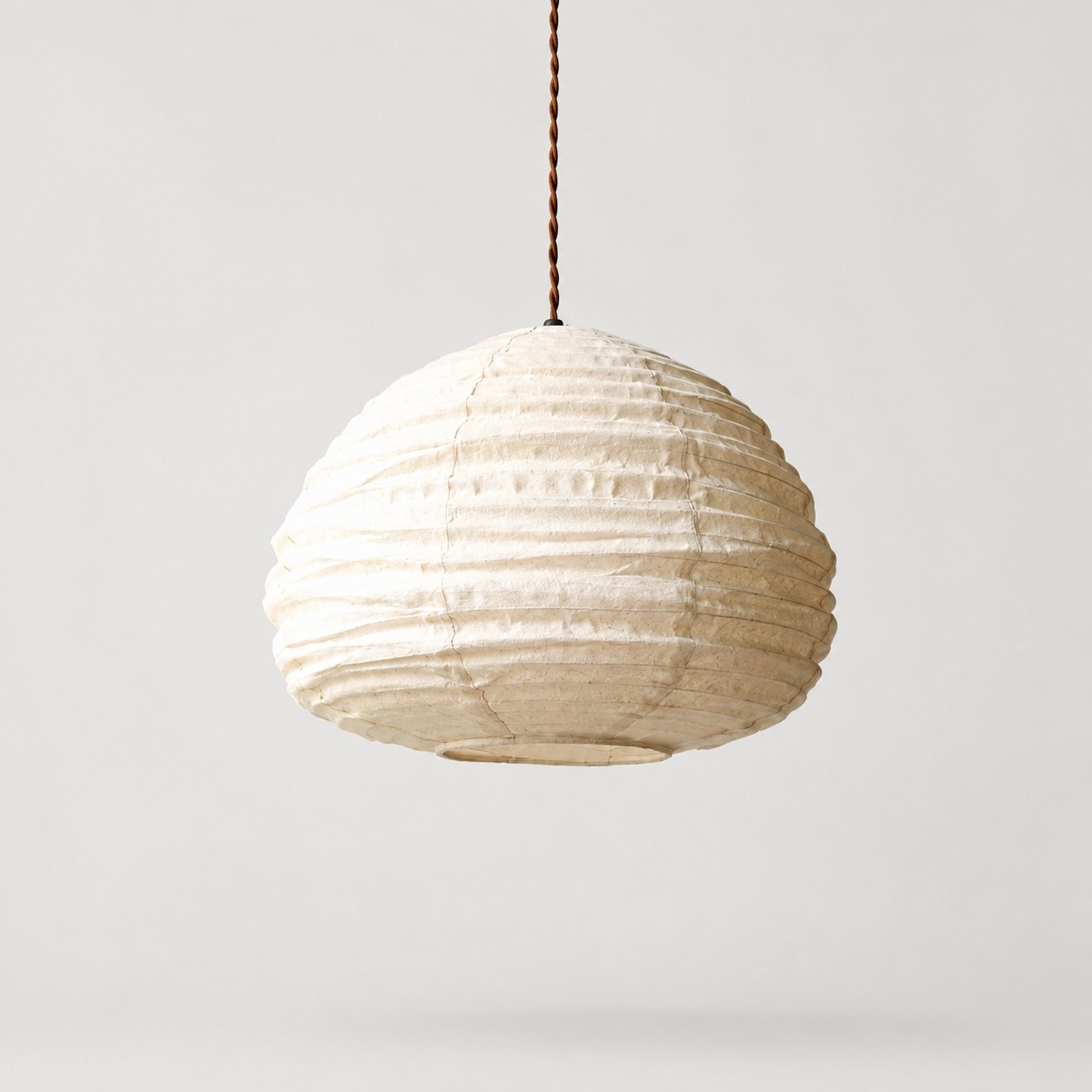 Pendelleuchte aus natürlichem Leinen im Wabi-Sabi-Stil vor hellem Hintergrund