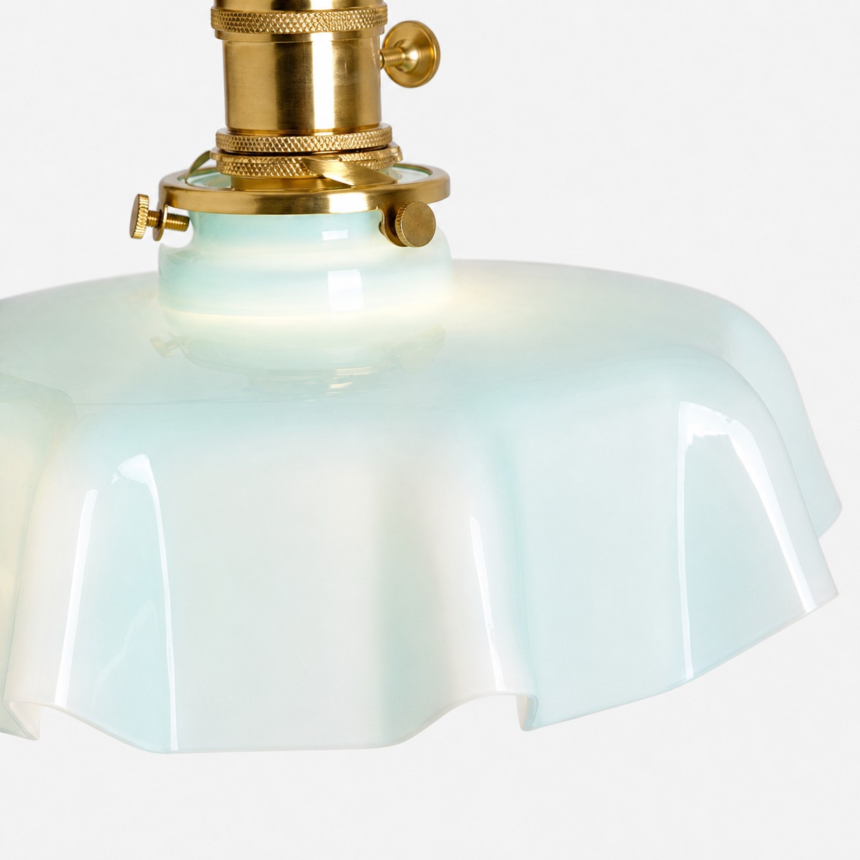 Lampenschirm aus blauem Milchglas mit gewelltem Rand