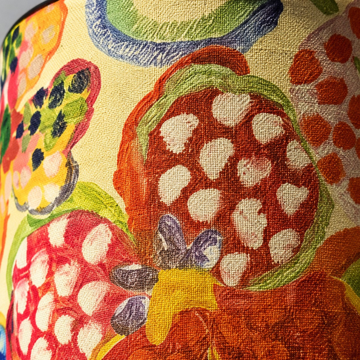 Gros plan sur l'abat-jour en tissu fleuri coloré