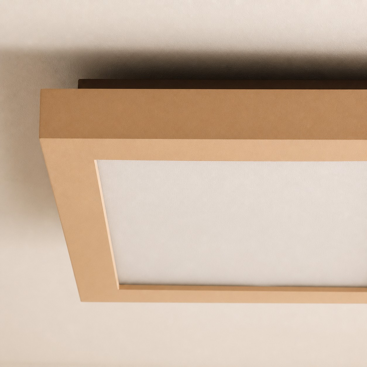 Details zum cremefarbenen, quadratischen Metallrahmen und Diffusor