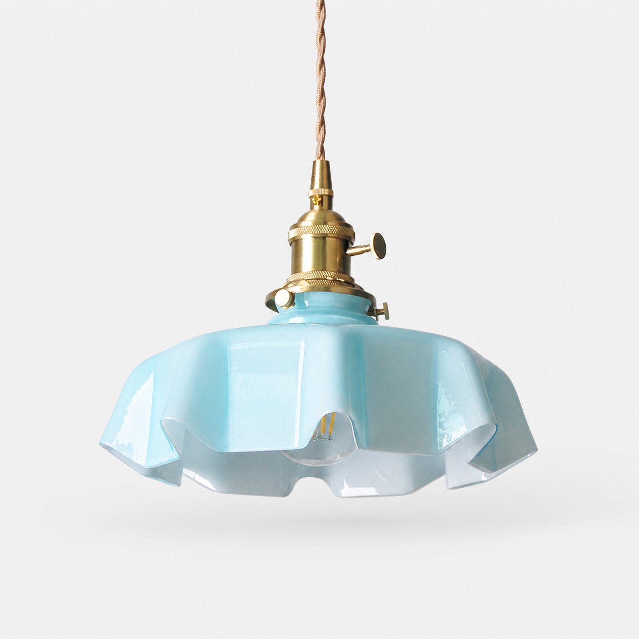 Pendentif unique bleu poudré sur fond uni