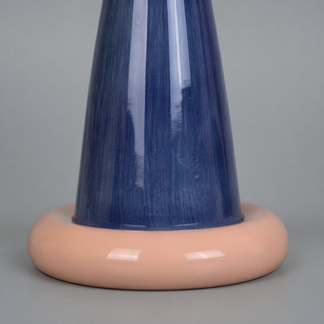 Glossy ceramic base