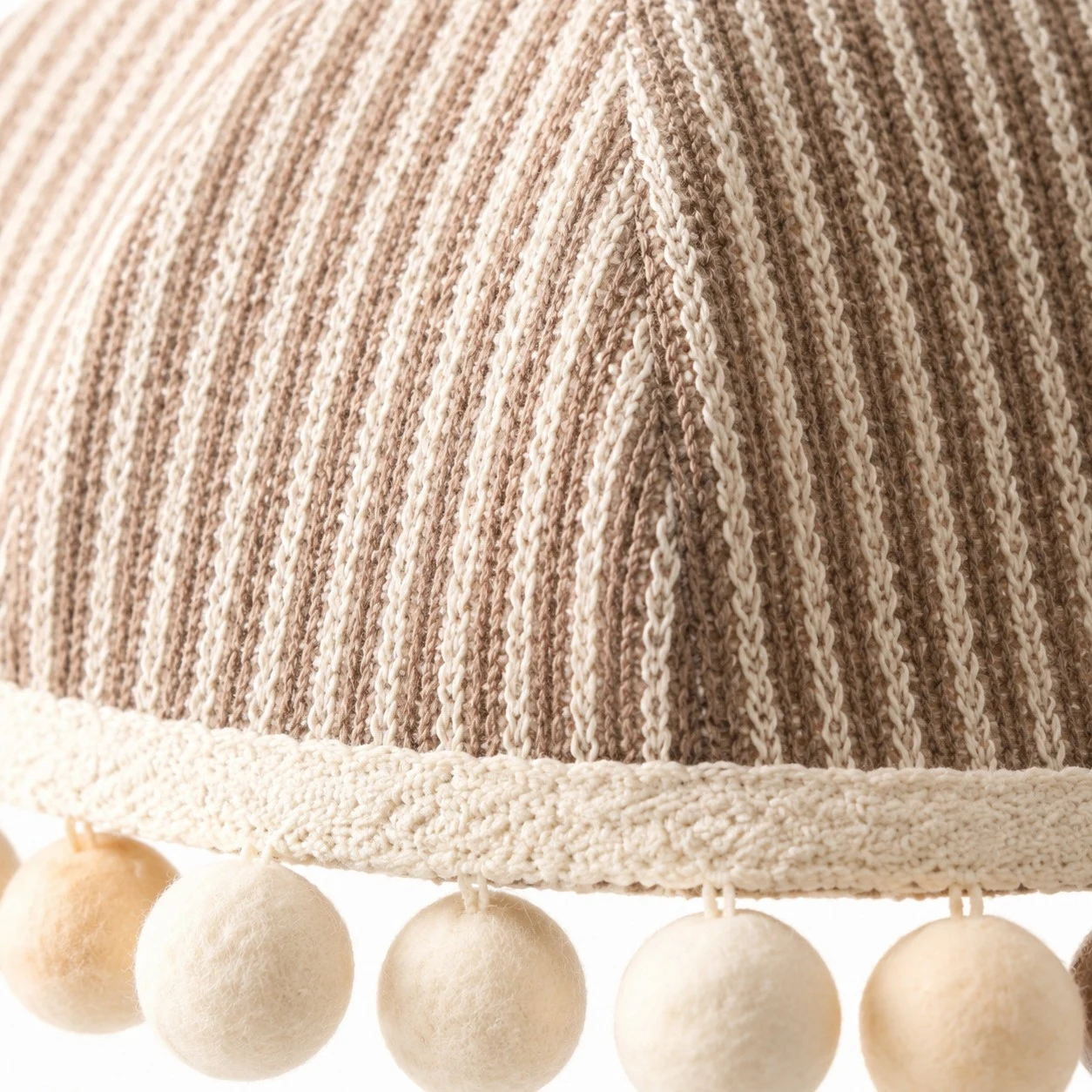 Lampada a sospensione in tessuto color crema con pompon