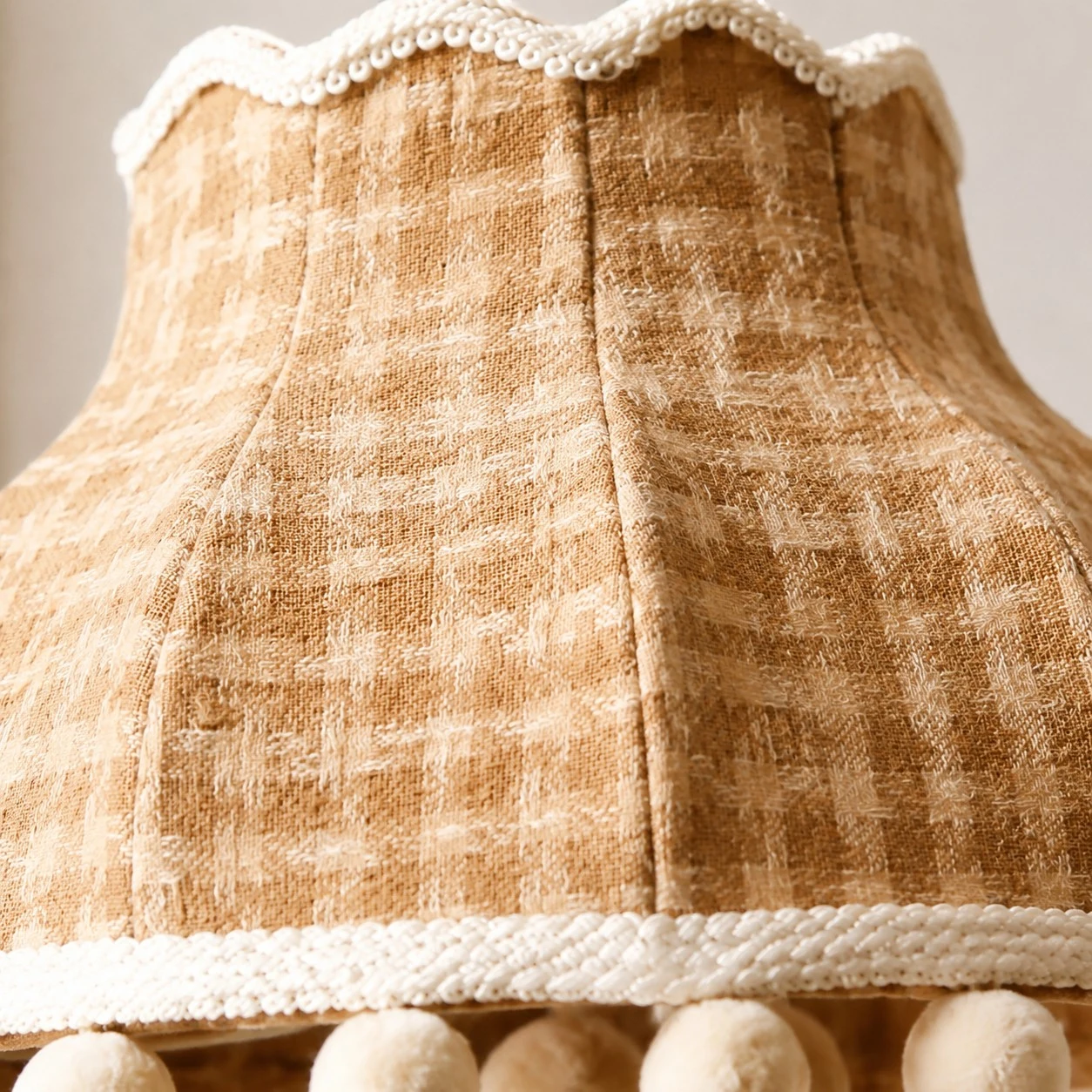 Lampada a sospensione in tessuto color crema con pompon