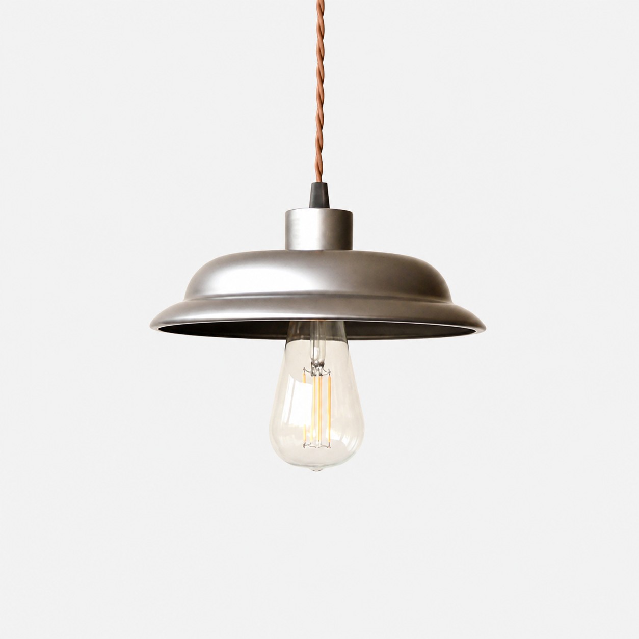 Lampada a sospensione con paralume a disco largo color argento