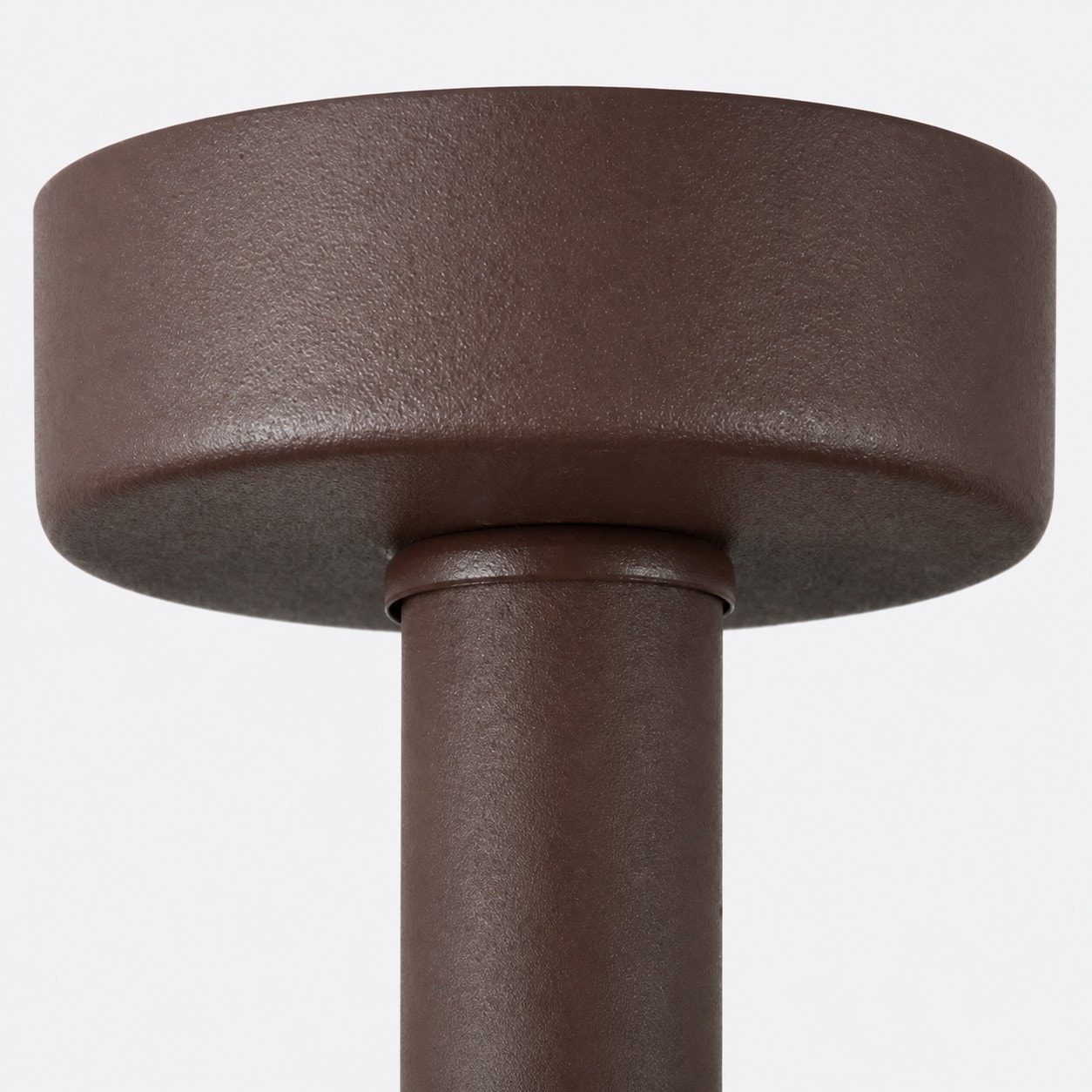 Detail der Metallüberdachung in Kaffeefarbe