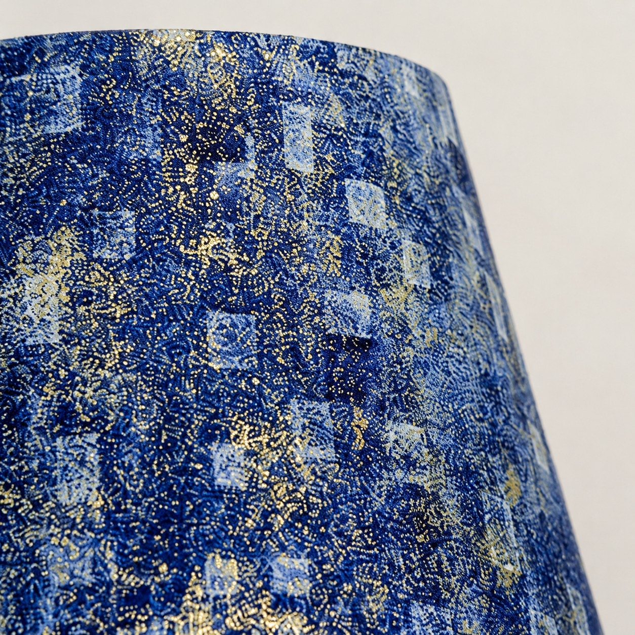 Details van een lampenkap van stof met blauw patroon