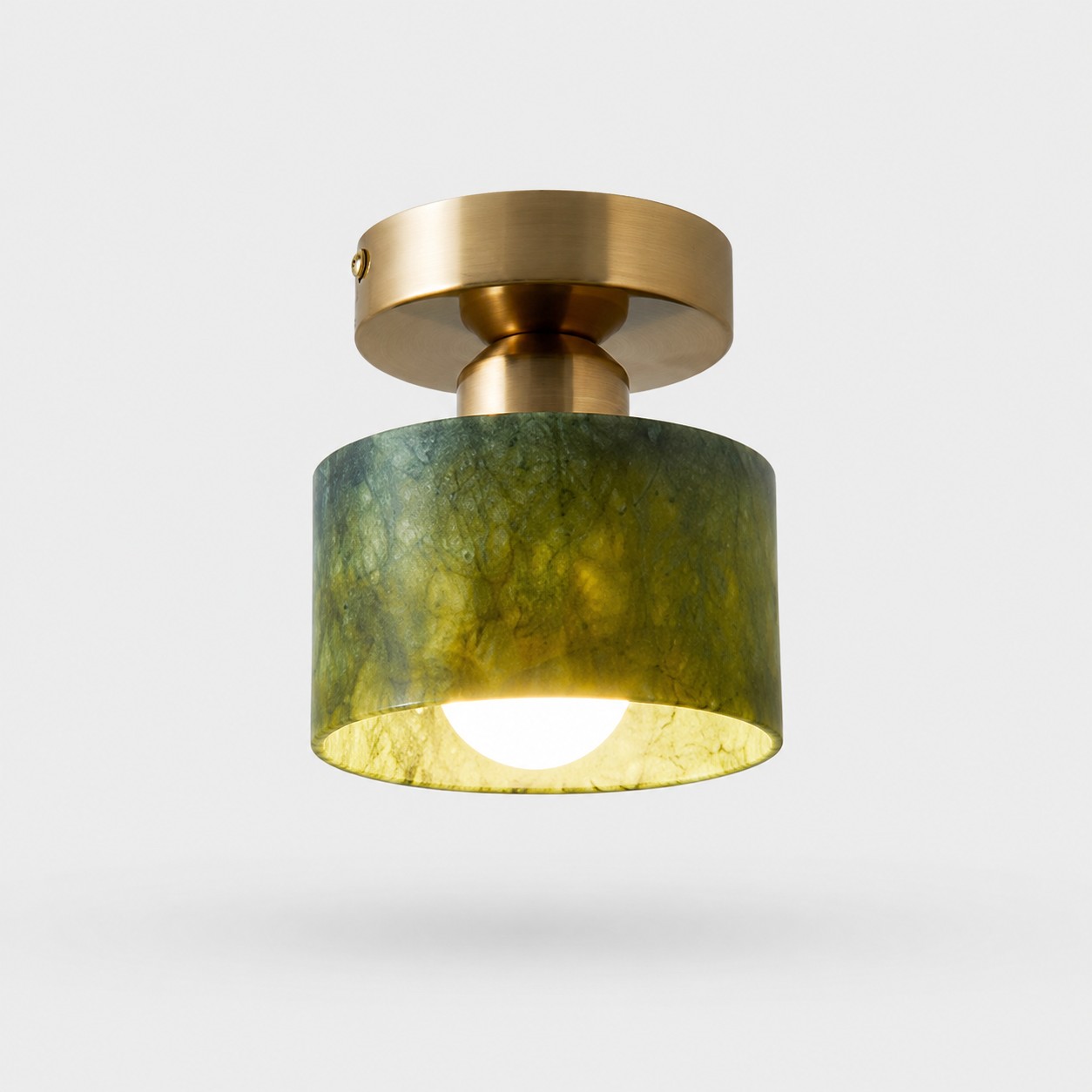 jade- og gulltaklampe på grå bakgrunn